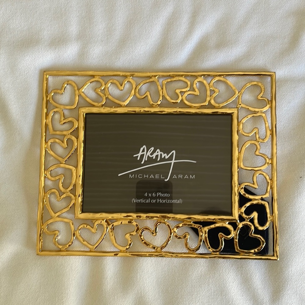 Brand new Michael Aram Gold Heart Picture Frame! 4x6 pictures.